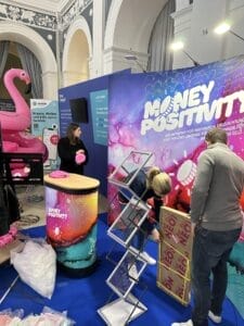 Team Spirit auch beim Aufbau und Abbau des Money Positivity Stands beim Börsentag Hamburg 2023