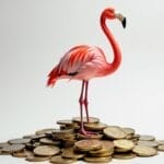 Ein pinker Flamingo, der auf einem Berg von Münzen oder Geldscheinen steht, symbolisierend für finanziellen Erfolg und Stabilität