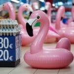 Flamingo MoPy in einem Supermarkt mit horrenden Preisen